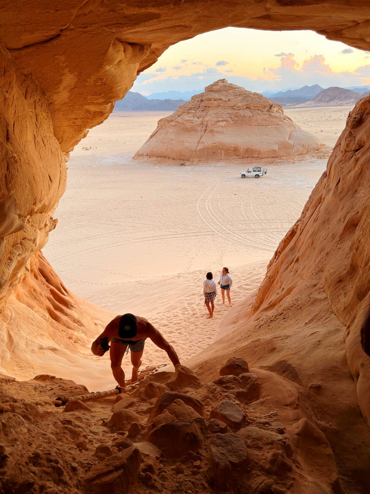 Egipto kelionė – žmonės leidžiasi iš dykumos urvo prie džipo Sinajuje