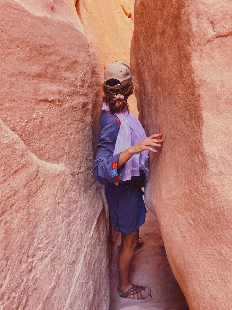 Egipto kelionė – siauras rausvas kanjonas Sinajaus dykumoje